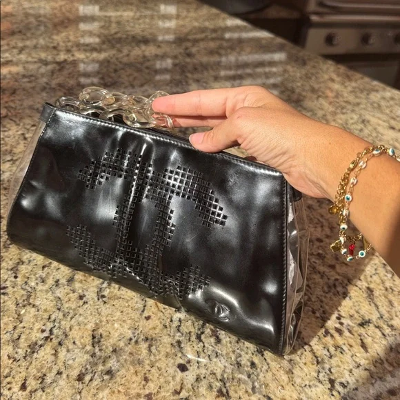 🛑 SOLD 🛑 Vintage Chanel Clutch with Clear Chain – Rare Black Vinyl Purse - Picture 14 of 14